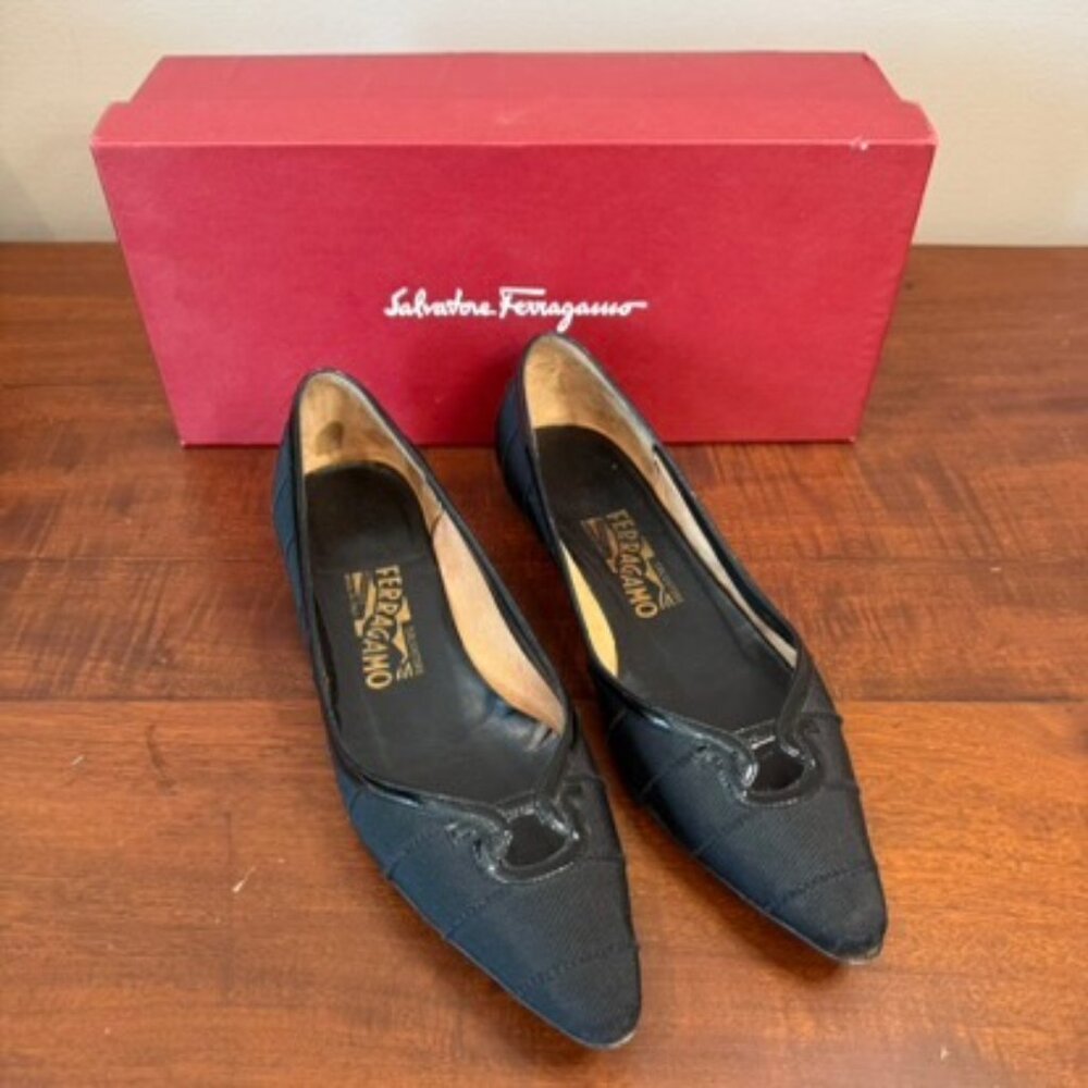 Salvatore Ferragamo Vara Black Patent Leather Flats Bow Logo Size 6.5